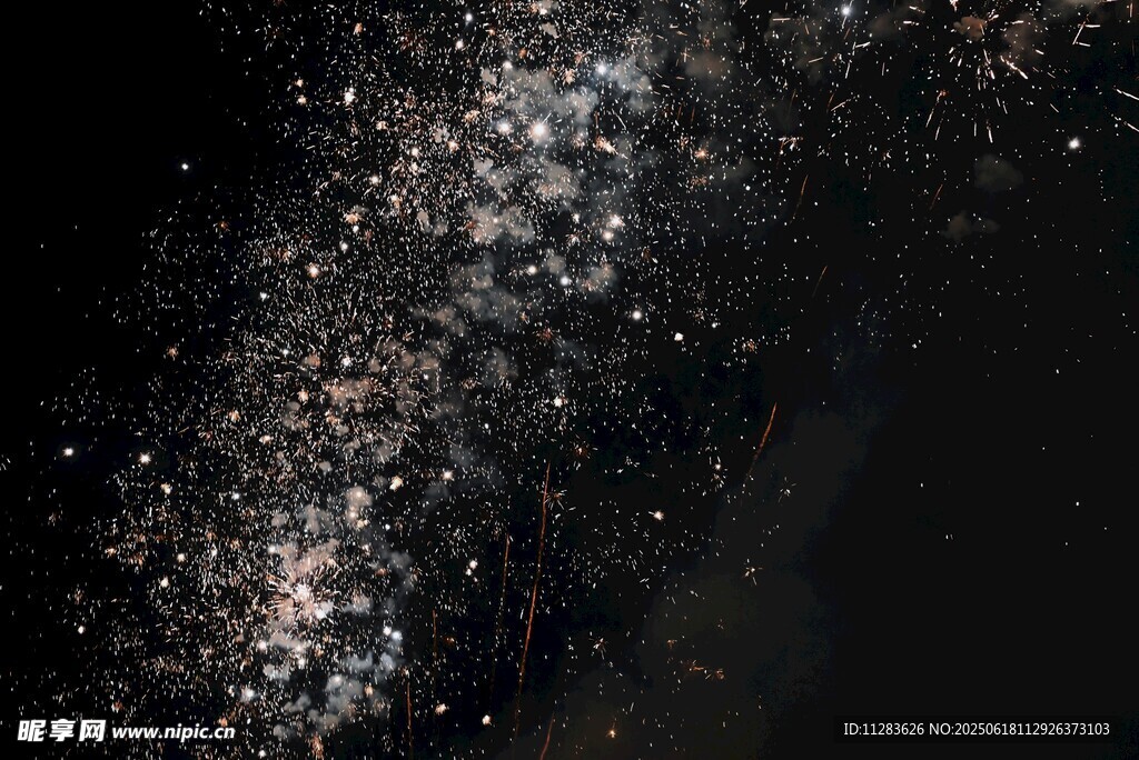 夜空中闪烁的璀璨星尘