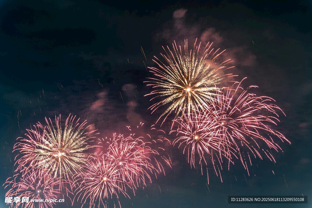 夜空中绚烂的粉色烟花