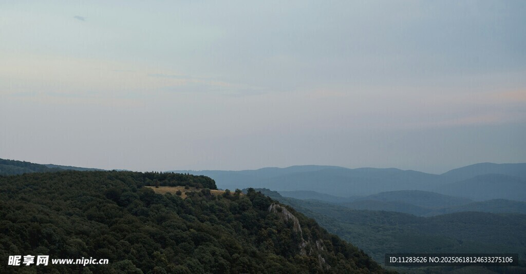 山间暮色美景