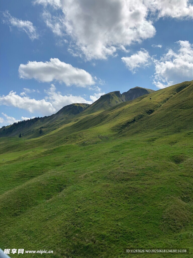 青山绿野间的蓝天白云