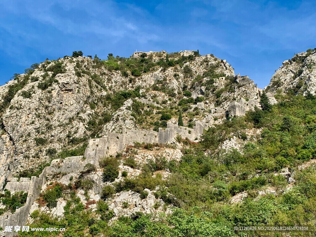 峻峭山峦覆绿植