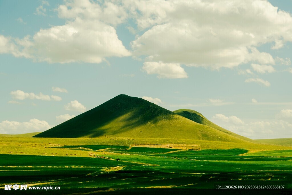 草原上的孤山美景