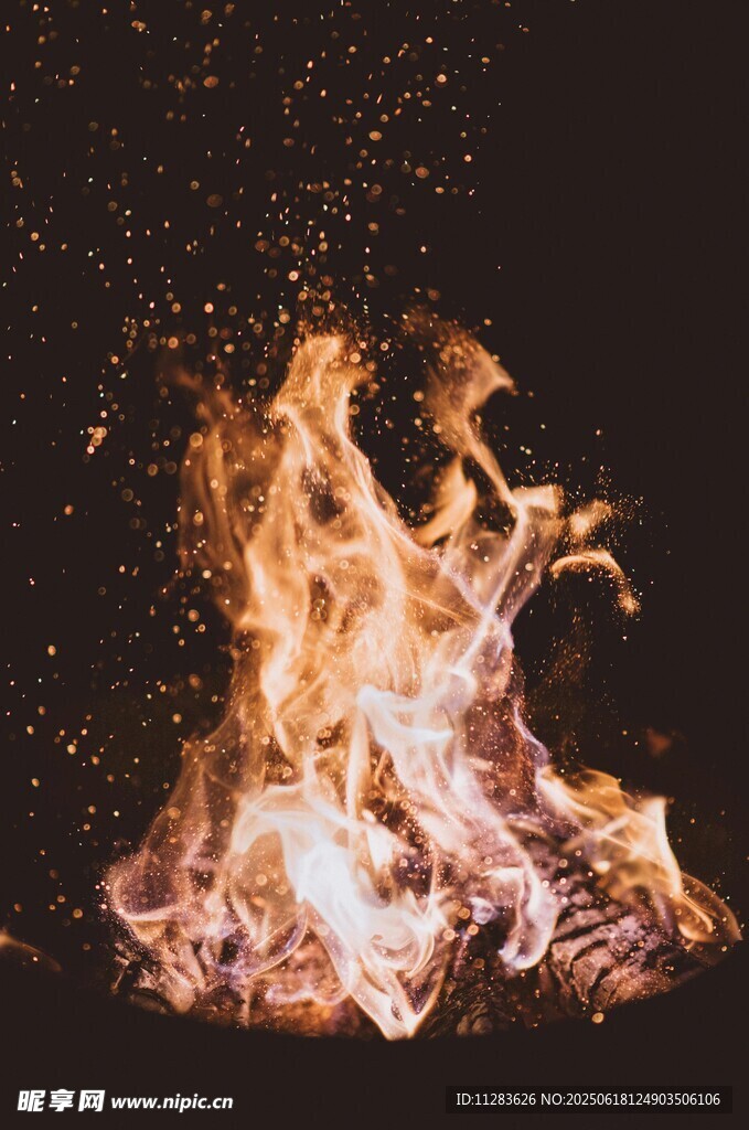 熊熊燃烧的篝火