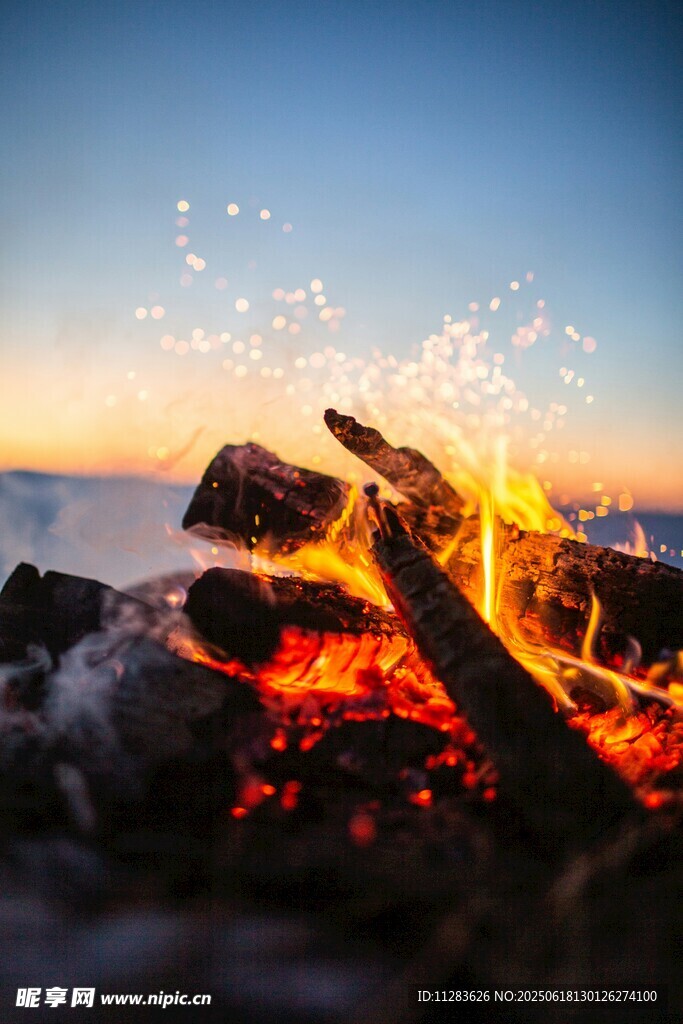 夕阳下的篝火
