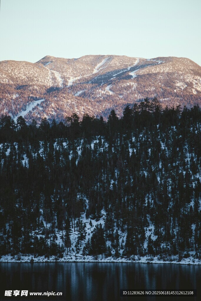 湖畔山林