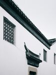 中式白墙黑瓦建筑一角