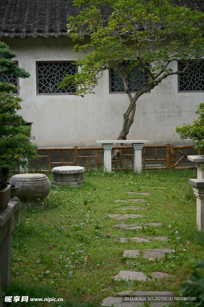 中式庭院小径与绿植景致