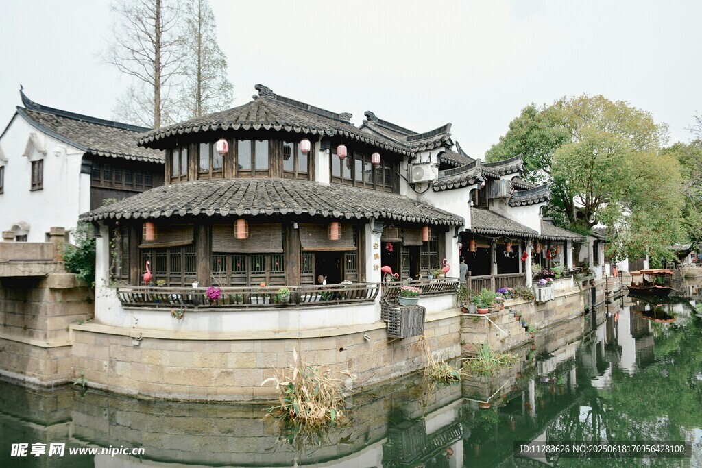 江南水乡古建筑临水而立