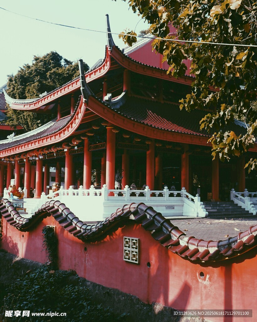中式古建筑红墙飞檐景致