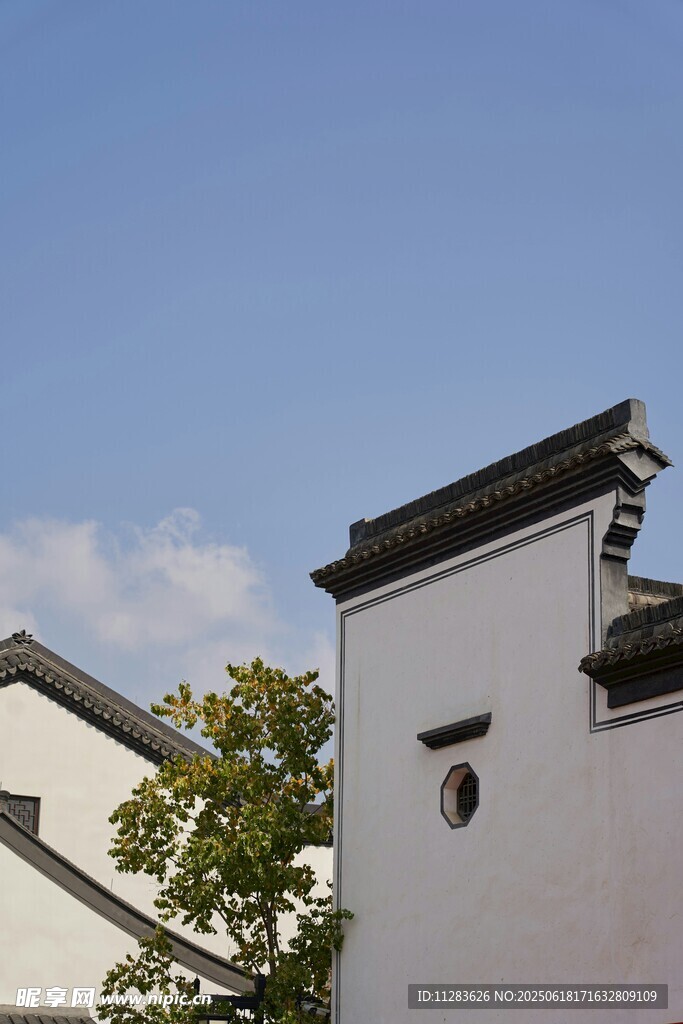 徽派建筑屋顶与绿树蓝天