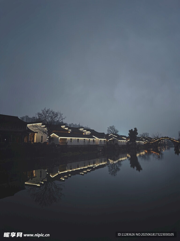 宁静水乡夜色倒影如画
