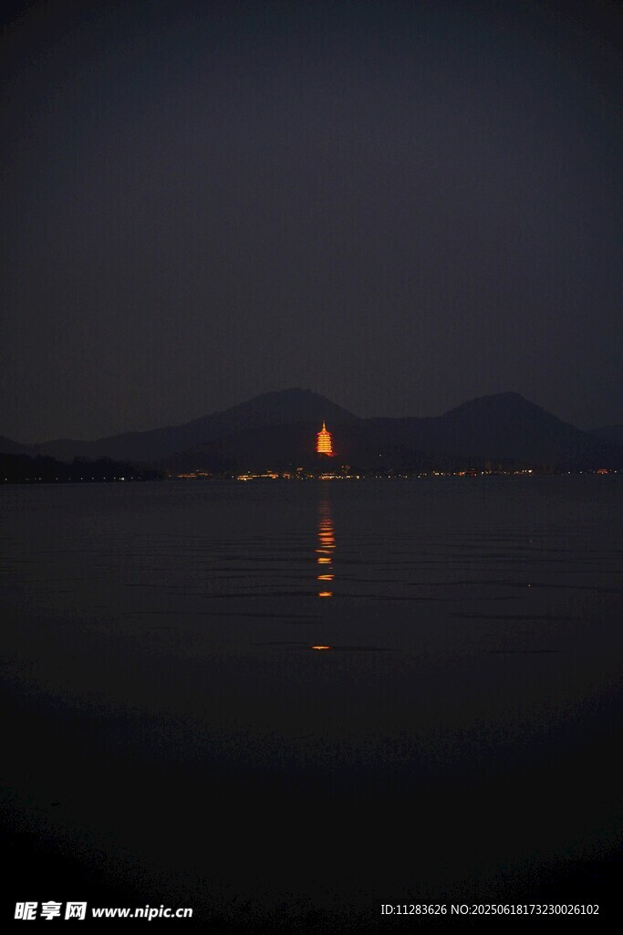 夜幕下的雷峰塔