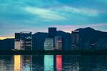 湖畔城市夜景