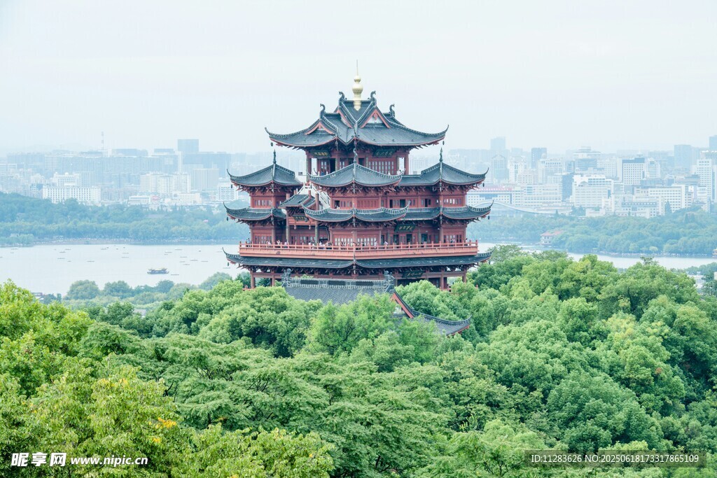 绿树环绕中的古典楼阁