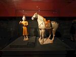 唐代陶俑与骏马雕塑展示