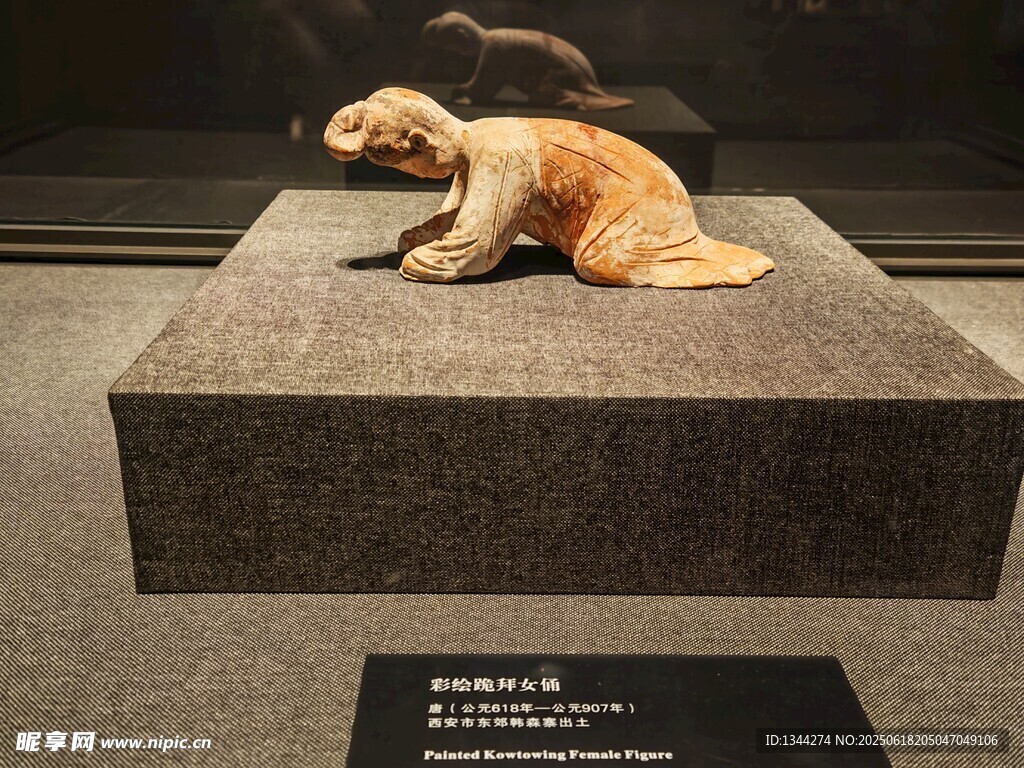 唐代三彩跪拜女俑