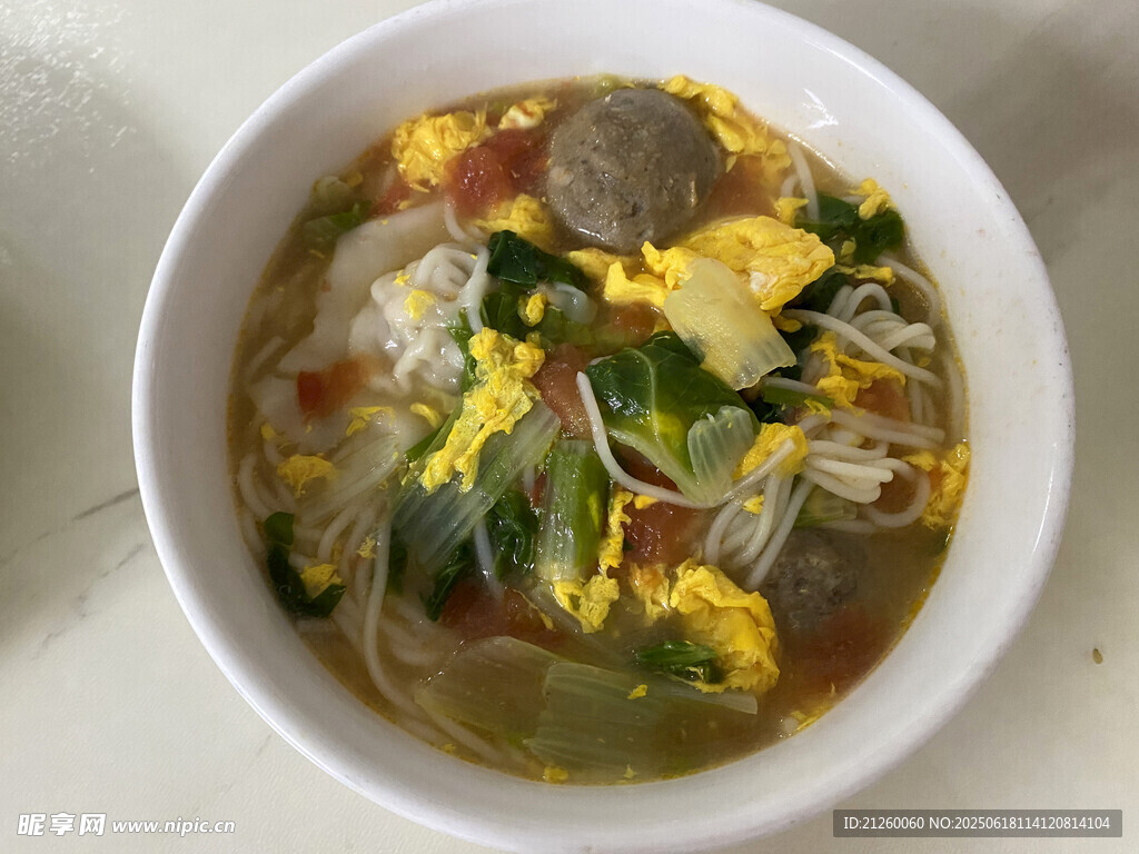 美味鸡蛋蔬菜汤面
