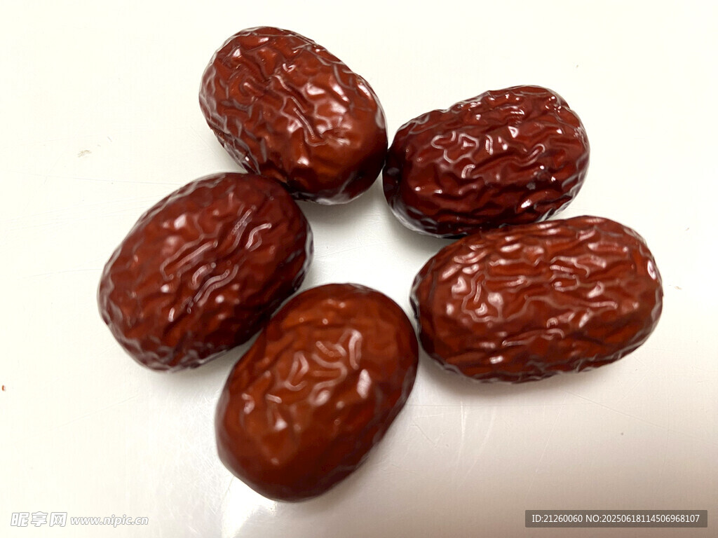 圆润饱满的新鲜红枣