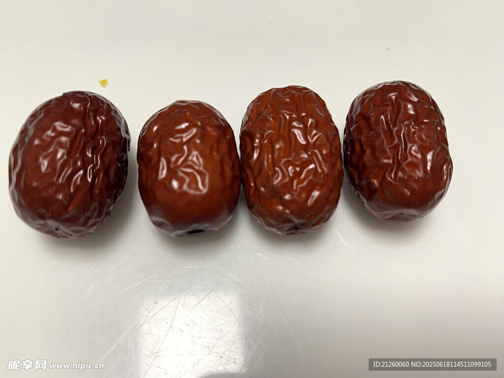 四颗饱满红枣特写