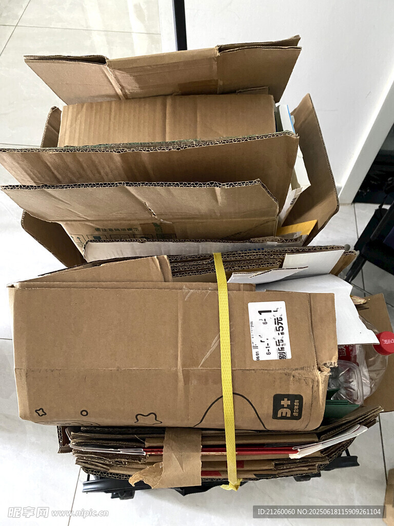 堆叠的废旧纸箱
