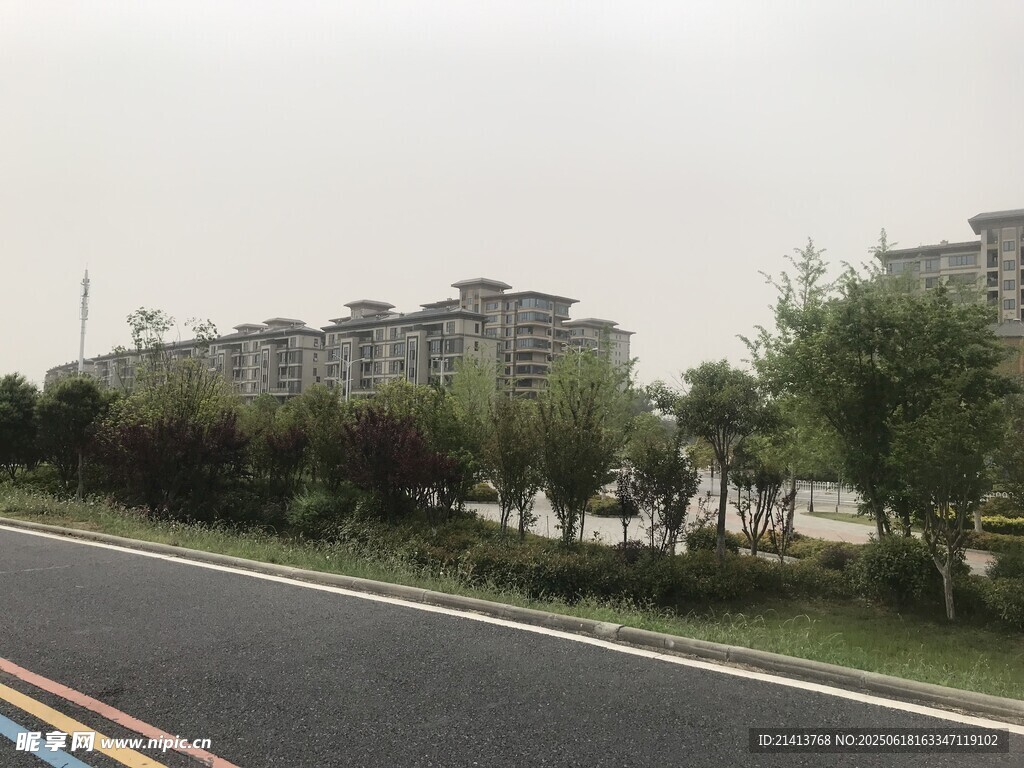 城郊公路旁的住宅区景观