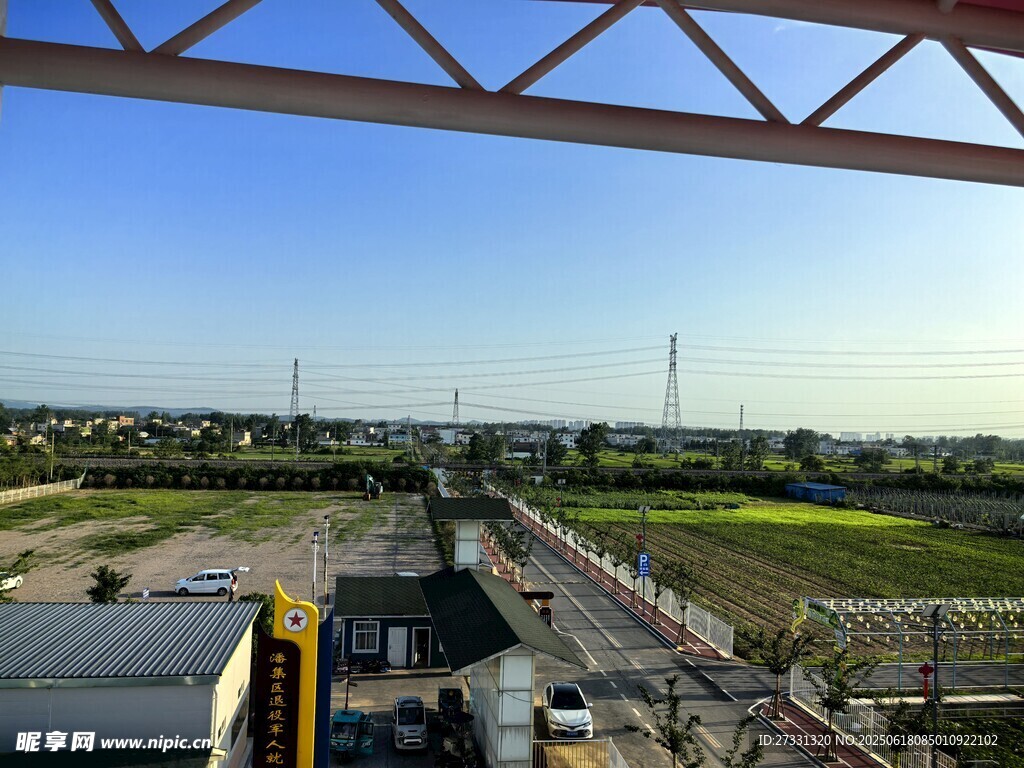 俯瞰工业与田园景观