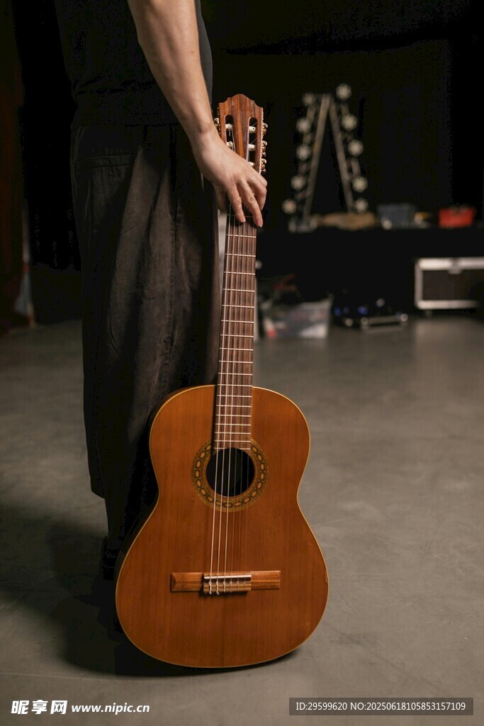 手持木吉他的人物特写