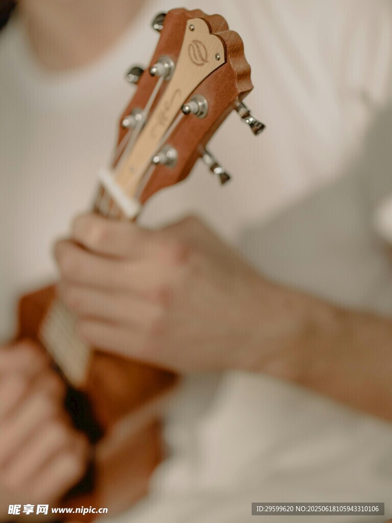 手弹尤克里里特写