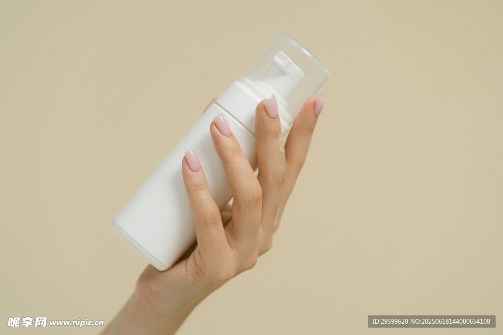 手捧白色瓶身护肤品