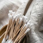 木柄棉签置于柔软织物上
