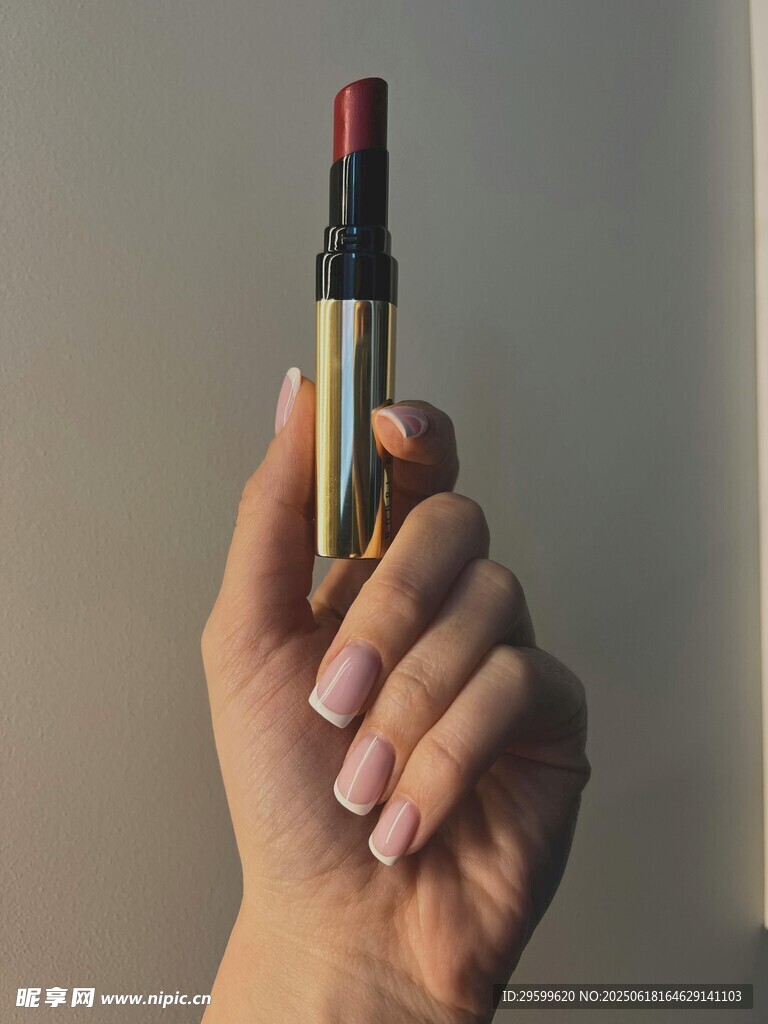 手持精致口红特写