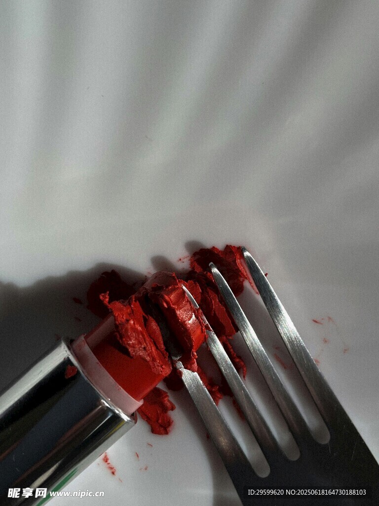 破损口红特写
