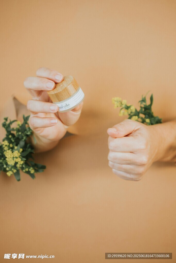 双手递花传递美好瞬间