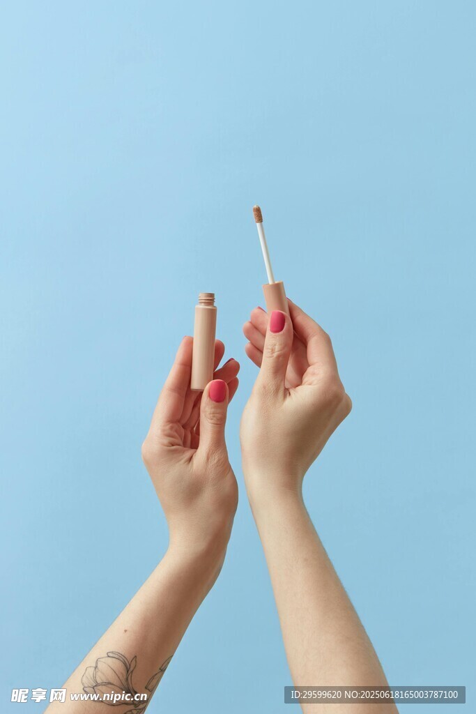 双手比心与香烟造型