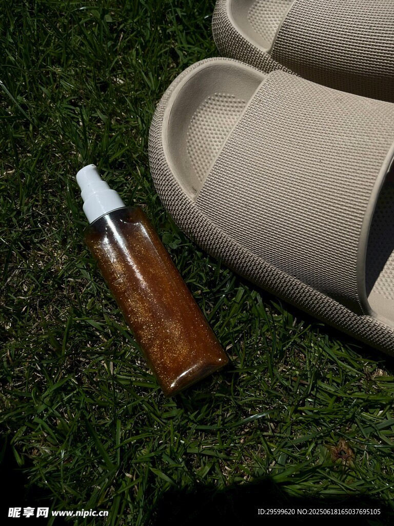 草地上的拖鞋与棕色瓶子