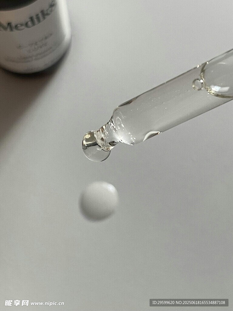 滴管滴出透明液体瞬间