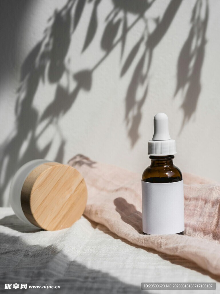 简约风护肤精油瓶展示