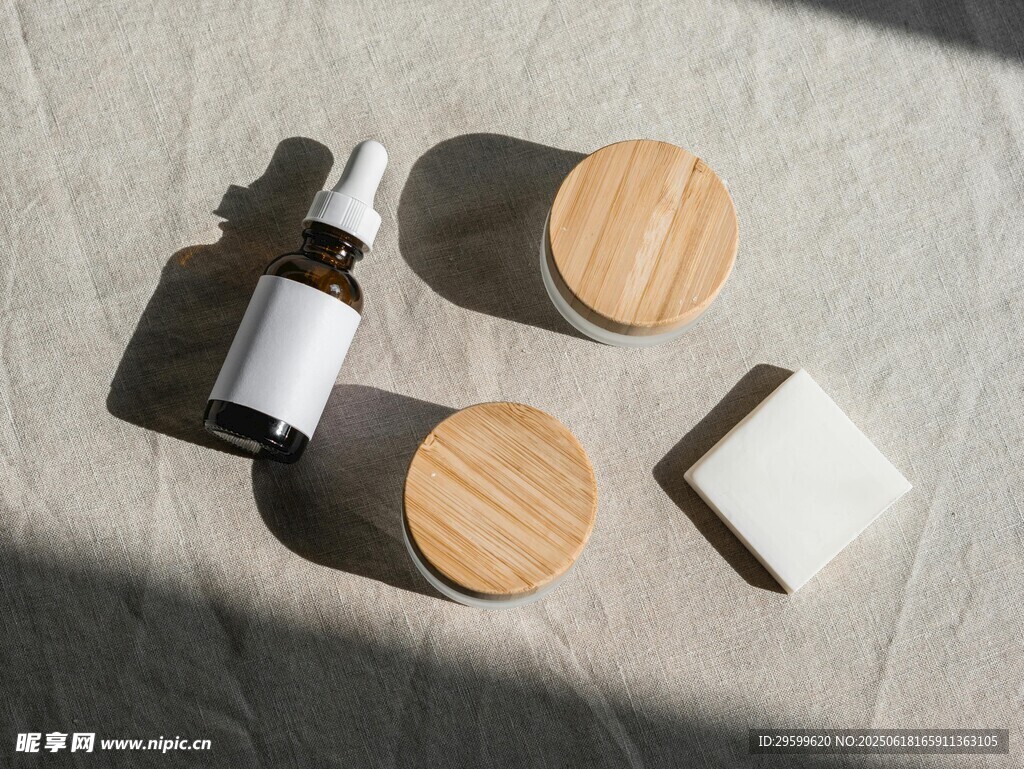 简约木质护肤品瓶罐组合