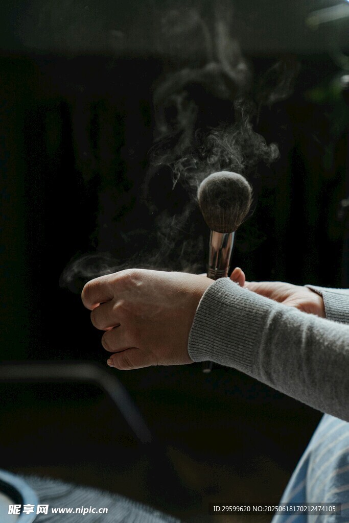 手持艾灸棒进行艾灸