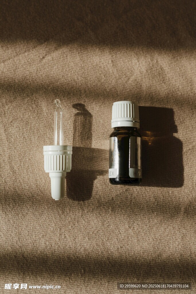 棕色背景下的滴管与小瓶