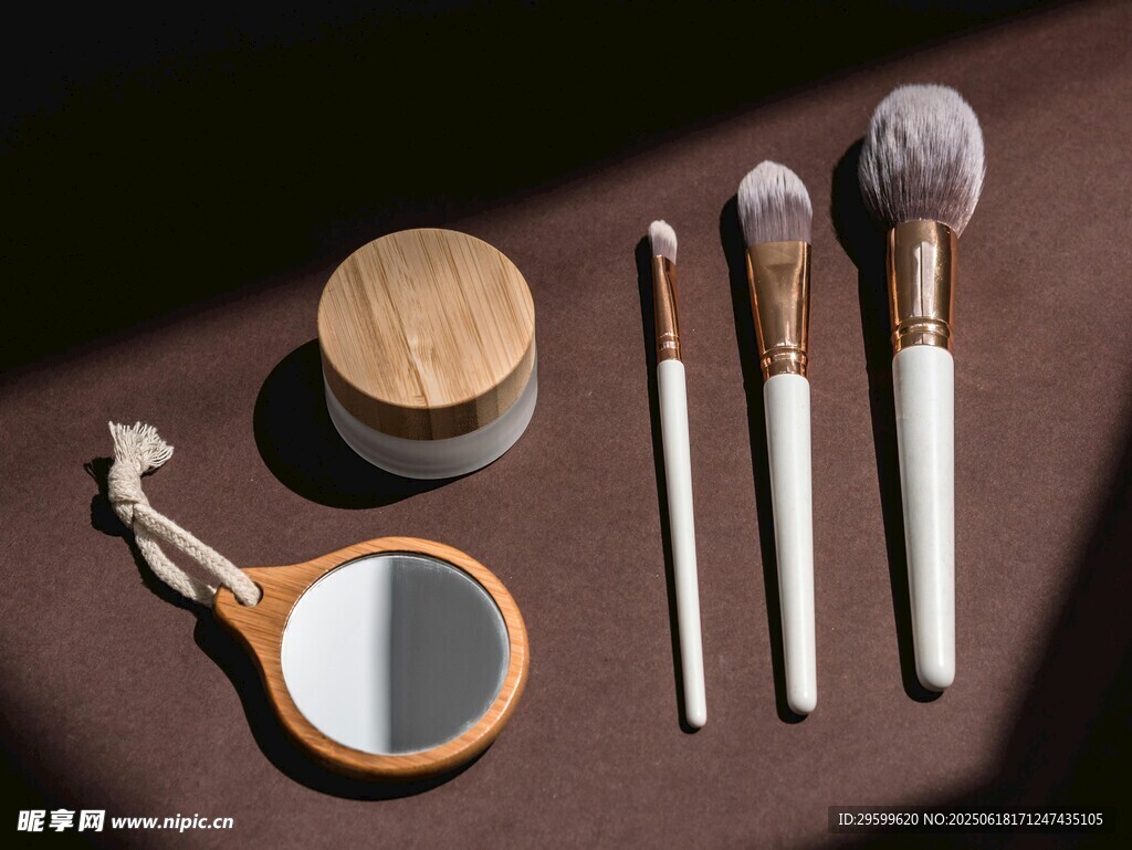 精致化妆工具组合展示