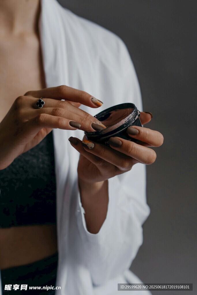 女性手持精致彩妆盒