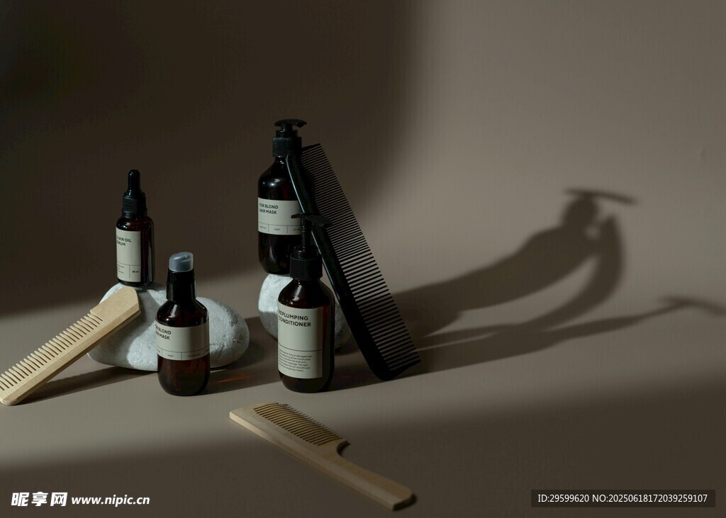 简约风香薰瓶与木片组合