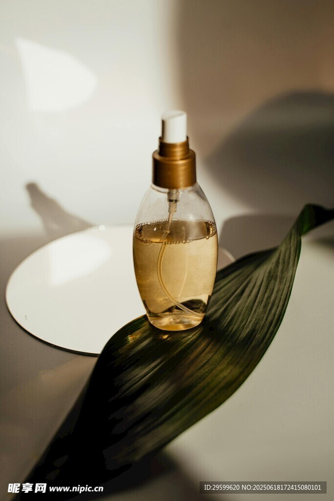 精致香薰瓶与绿叶搭配