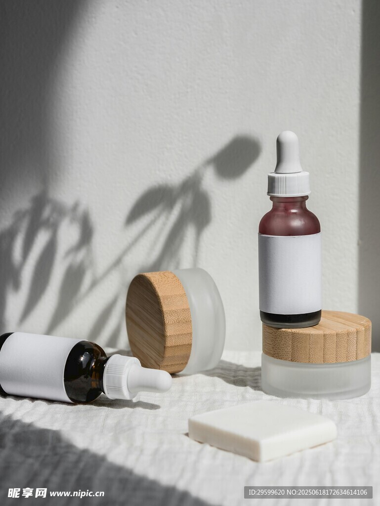 简约风护肤品静物展示