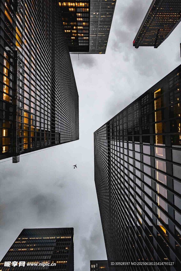 仰视都市高楼大厦景观