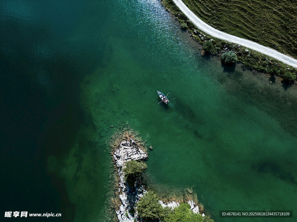 俯瞰碧海与蜿蜒海岸