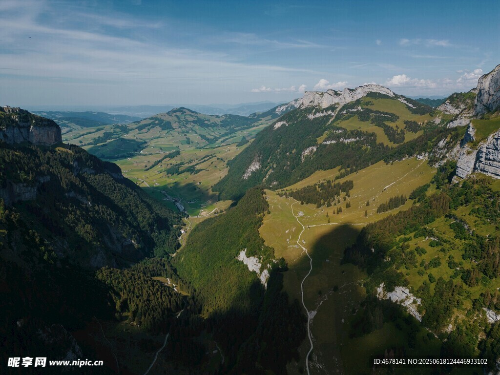 山间美景 绿意盎然的山谷