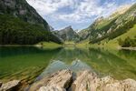 山间碧湖美景