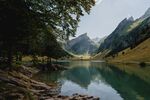 山间静谧湖景 自然之美